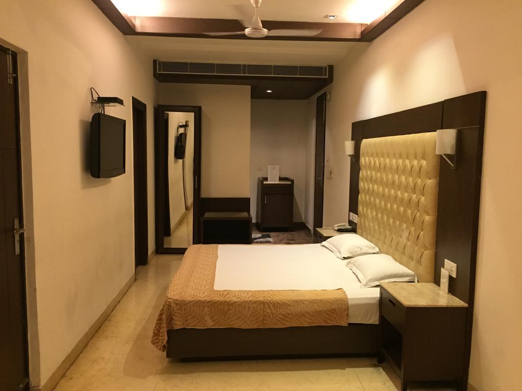 Metropolis Tourist Home New Delhi Exteriör bild