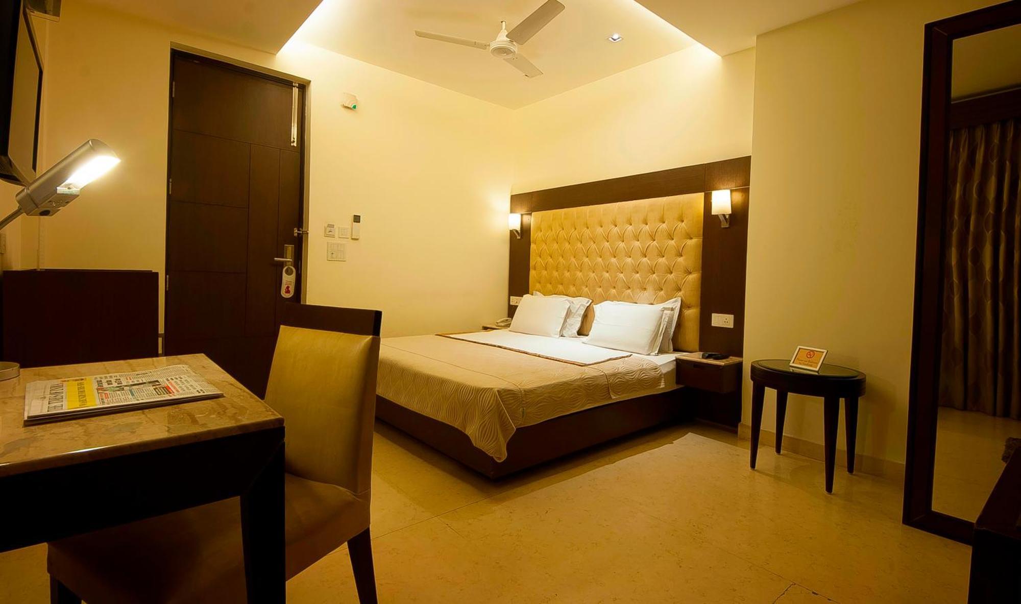 Metropolis Tourist Home New Delhi Exteriör bild