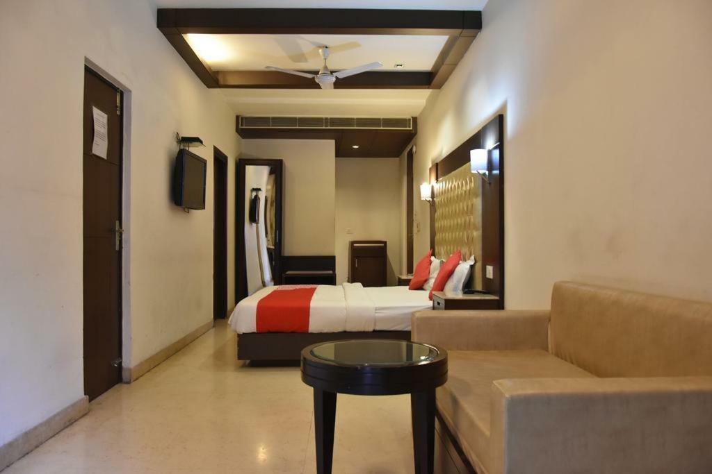 Metropolis Tourist Home New Delhi Exteriör bild