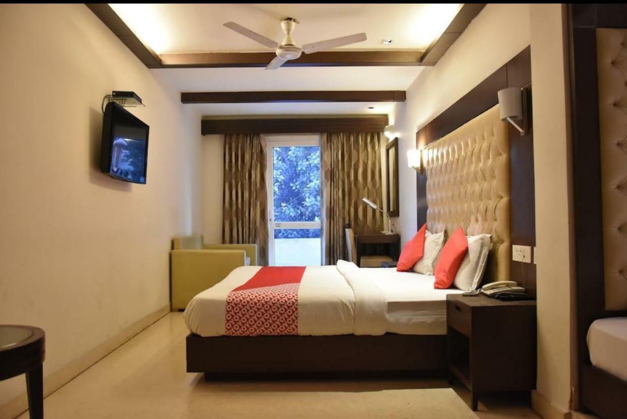 Metropolis Tourist Home New Delhi Exteriör bild